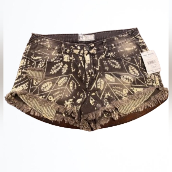 Free People Pants - FREE PEOPLE Raw Hem Shortie Shorts in Boho Leaves Pattern Size 30